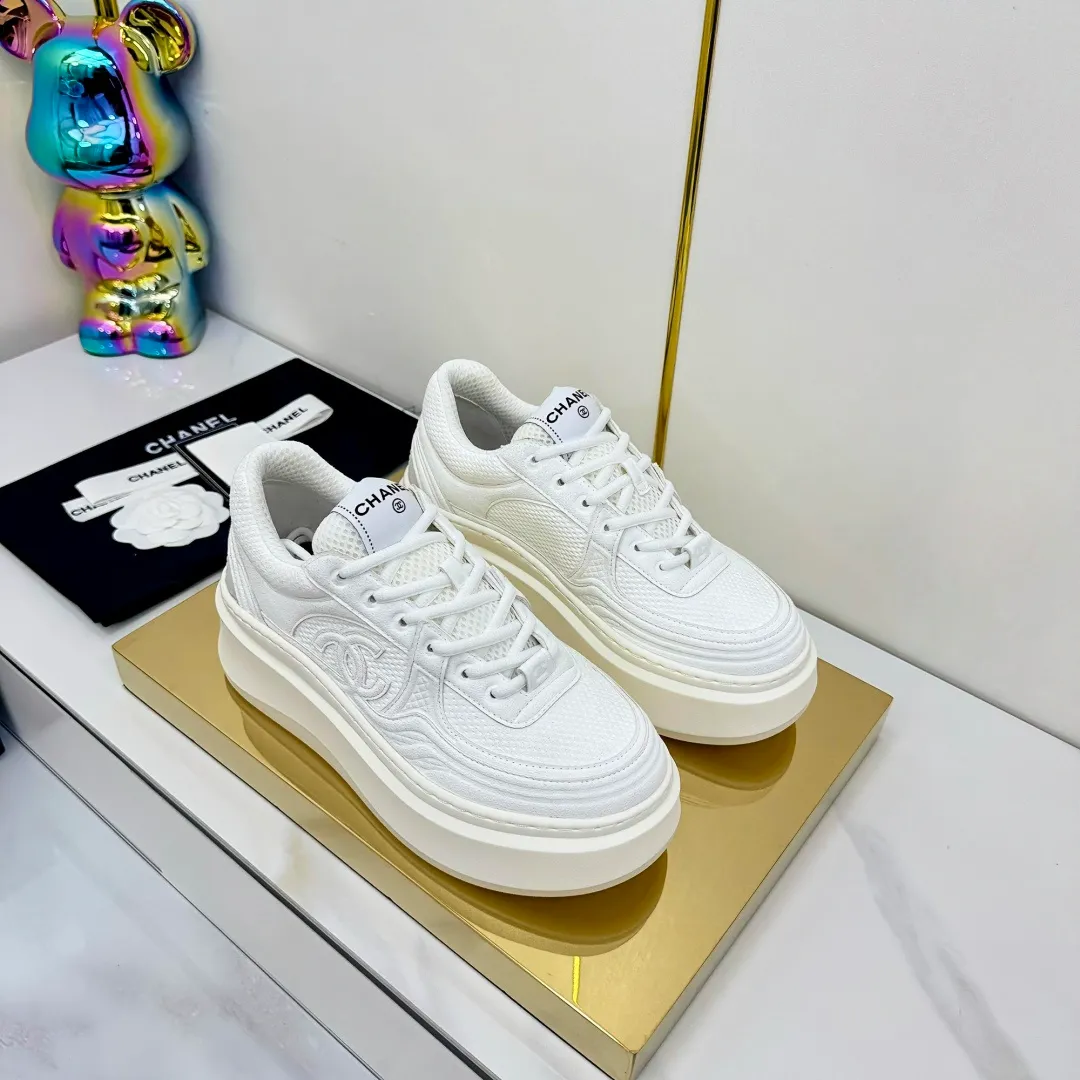 👟👟Ex-factory price 680👟👟 Upgraded version, upgraded version, upgraded version! No rebuttal accepted! ! ! ! Chanel Chanel panda shoes! 2025 counter's top casual sports shoes. This classic design; the upper is electro-embroidered with a variety of techniques; the outsole is fashionable and sporty; the unusual inclusion of a variety of color matching elements... The diversified mix and match is very good-looking and versatile, and can be used for leisure, fashion, sports, and outdoor... ꫛꫀꪝ Go➫ Materials: ❶Upper made of: original imported first-layer silk cowhide + original waterproof cloth + original first-layer cowhide ❷Inner lining: Original Yangli+Net ❸Outsole based on: Original TPU combination outsole Counter boutique packaging complete set for women 35–41 👉 👉 👉 👉 👉 👉 👉